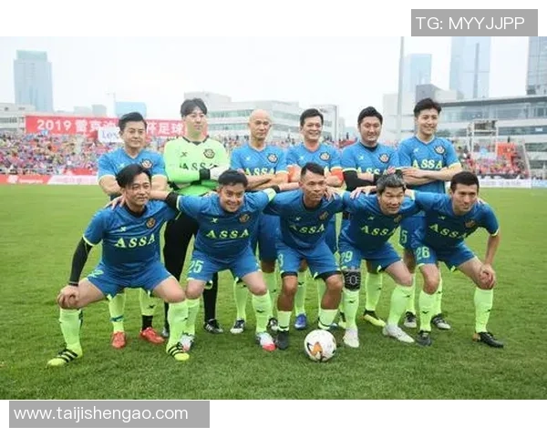 足球明星齐聚一堂西装大合照展现风采与魅力的精彩瞬间