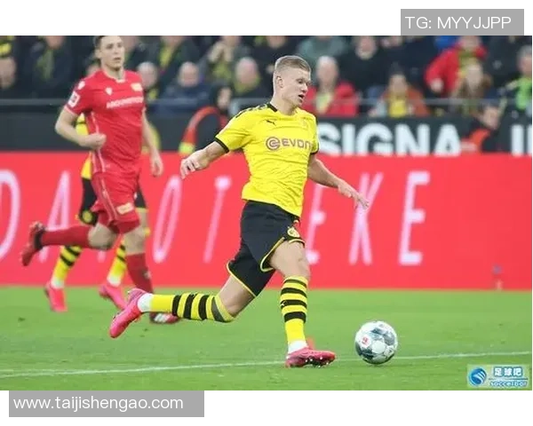 足球明星哈兰德精彩瞬间全景展示与个人成长历程回顾